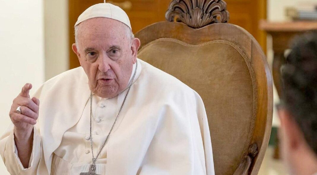 O Conselho Sinodal, já banido pelo Papa em janeiro de 2023, tinha a missão de se constituir como um órgão consultivo e decisório capaz de tomar decisões acima das dioceses e, portanto, suplantar a autoridade pessoal de cada bispo no território confiado. A carta de três cardeais em nome do Papa conseguiu impedir o que teria sido um cisma de facto ou pelo menos um grave ato de desobediência Papa detiene cisma en Alemania: texto completo de la carta vaticana | ZENIT - Espanol