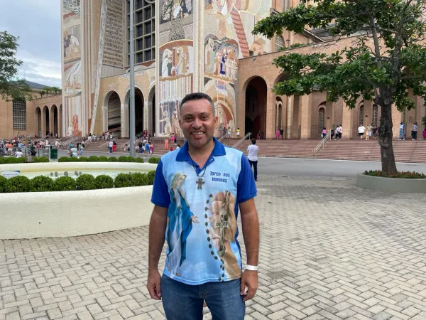 A oração do terço transforma vidas e famílias, diz participante da Romaria do Terço dos Homens A oração do terço transforma vidas e famílias, diz participante da Romaria do Terço dos Homens