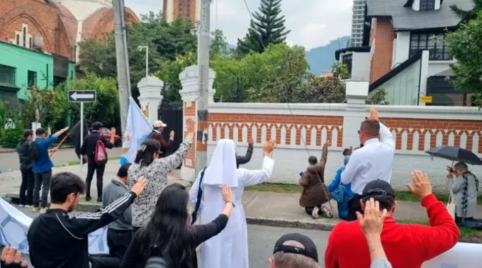 Foi uma iniciativa que também aconteceu em Bucaramanga, Cali, Cartagena, Cúcuta e Medellín, e foi convocada por Rosario de los Hombres (Terço dos Homens), Provida Latam, Radio Maria, Tren de la Vida (Trem da Vida), entre outras organizações.
