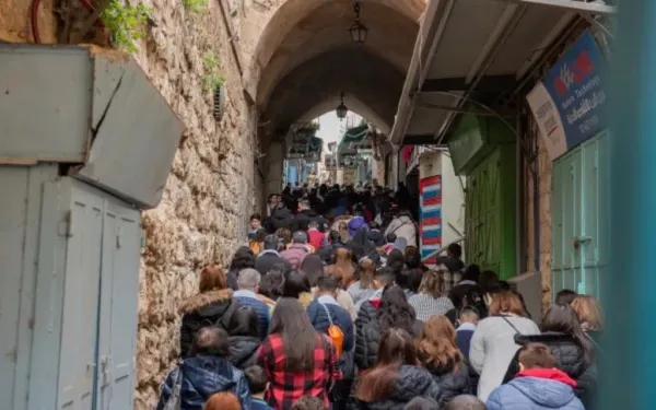 Mil jovens participam de Via Sacra pela paz em Jerusalém Mil jovens participam de Via Sacra pela paz em Jerusalém