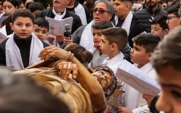 Mil jovens participam de Via Sacra pela paz em Jerusalém Mil jovens participam de Via Sacra pela paz em Jerusalém