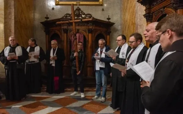 Mil jovens participam de Via Sacra pela paz em Jerusalém Mil jovens participam de Via Sacra pela paz em Jerusalém