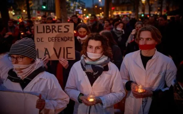 França põe aborto na Constituição e conferência episcopal pede jejum e oração