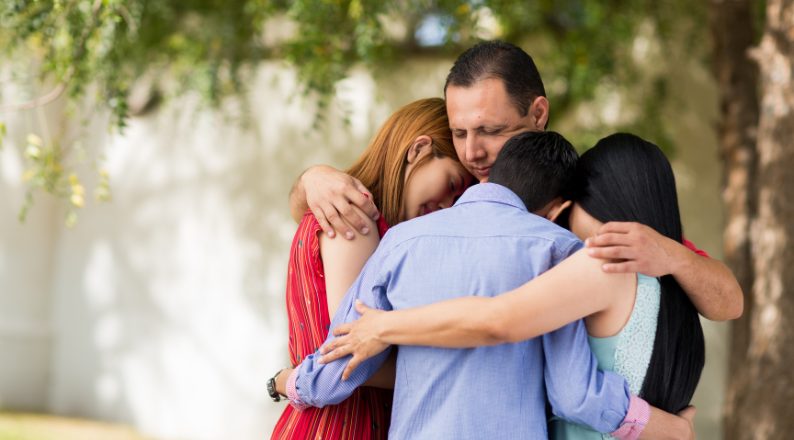 A Conferência Episcopal alerta que estas alterações poderão diminuir a importância do casamento e da família na sociedade e no Estado, bem como relegar o papel das mães no lar, o que poderá ter consequências negativas na estrutura social e familiar da Irlanda. Irlanda: obispos emiten pronunciamiento ante enmiendas a la Constitución que atacan familia | ZENIT - Espanol