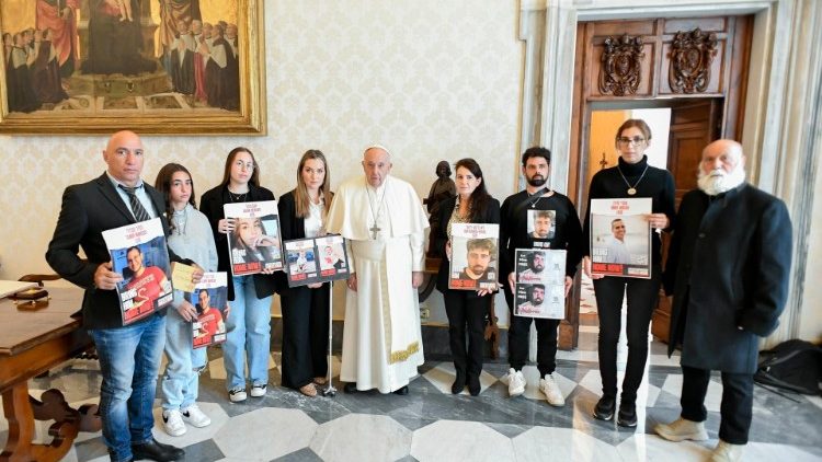 Papa recebe famílias de reféns israelenses no Vaticano Papa recebe famílias de reféns israelenses no Vaticano