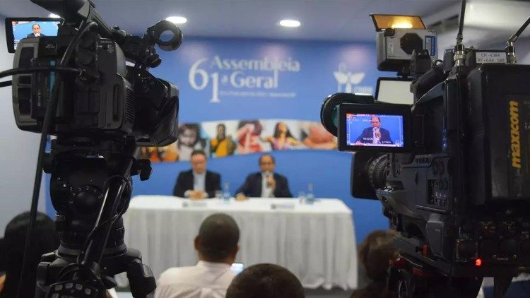 Seguindo a tradição das Assembleias Gerais da Conferência Nacional dos Bispos do Brasil, a 61ª Assembleia Geral, que se realiza em Aparecida (SP) de 10 a 19 de abril de 2024 deu a conhecer as mensagens ao Papa Francisco, ao prefeito do Dicastério para os Bispos, cardeal Robert Francis Prevost, ao povo brasileiro e às comunidades católicas, uma novidade da atual assembleia.