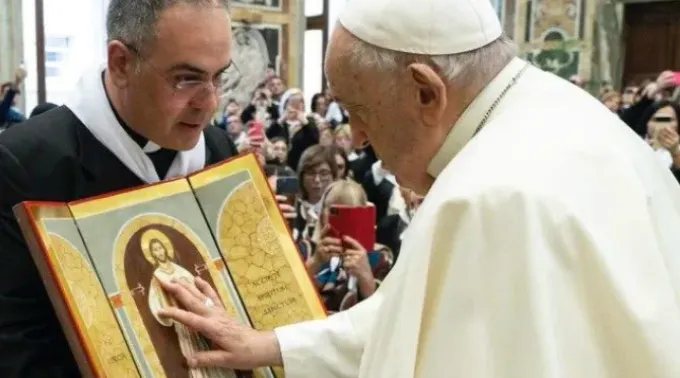 Esta imagem, promovida pelos pobres e voluntários da Pequena Casa da Misericórdia de Gela, na Sicília, Itália, foi feita seguindo a técnica bizantina e utilizando os materiais canônicos das pinturas religiosas do catolicismo.