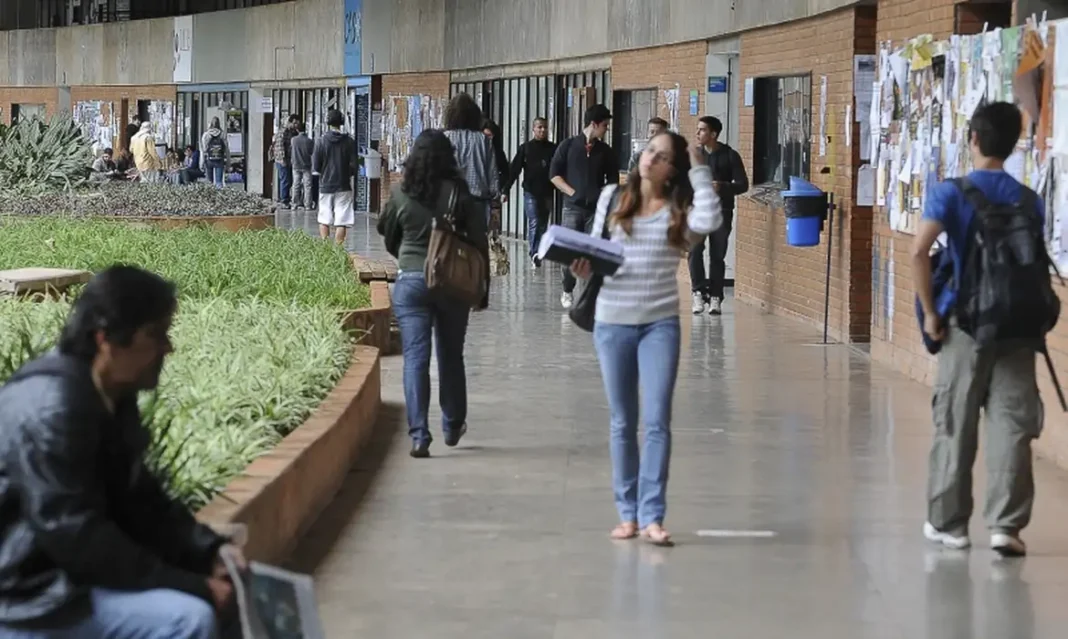 Em pauta nacional unificada, os docentes das universidades federais pedem reajuste de 22,71%, dividido em três parcelas iguais de 7,06% em 2024, 2025 e 2026. Já o governo federal propõe reajuste zero este ano, e dois reajustes de 4,5% em 2025 e 2026.