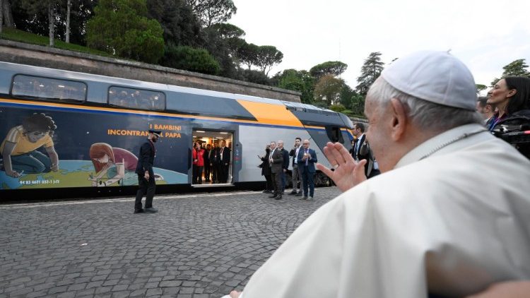 Papa: com as crianças podemos aprender a nos relacionar com a Criação Papa: com as crianças podemos aprender a nos relacionar com a Criação
