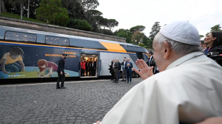 Papa: com as crianças podemos aprender a nos relacionar com a Criação