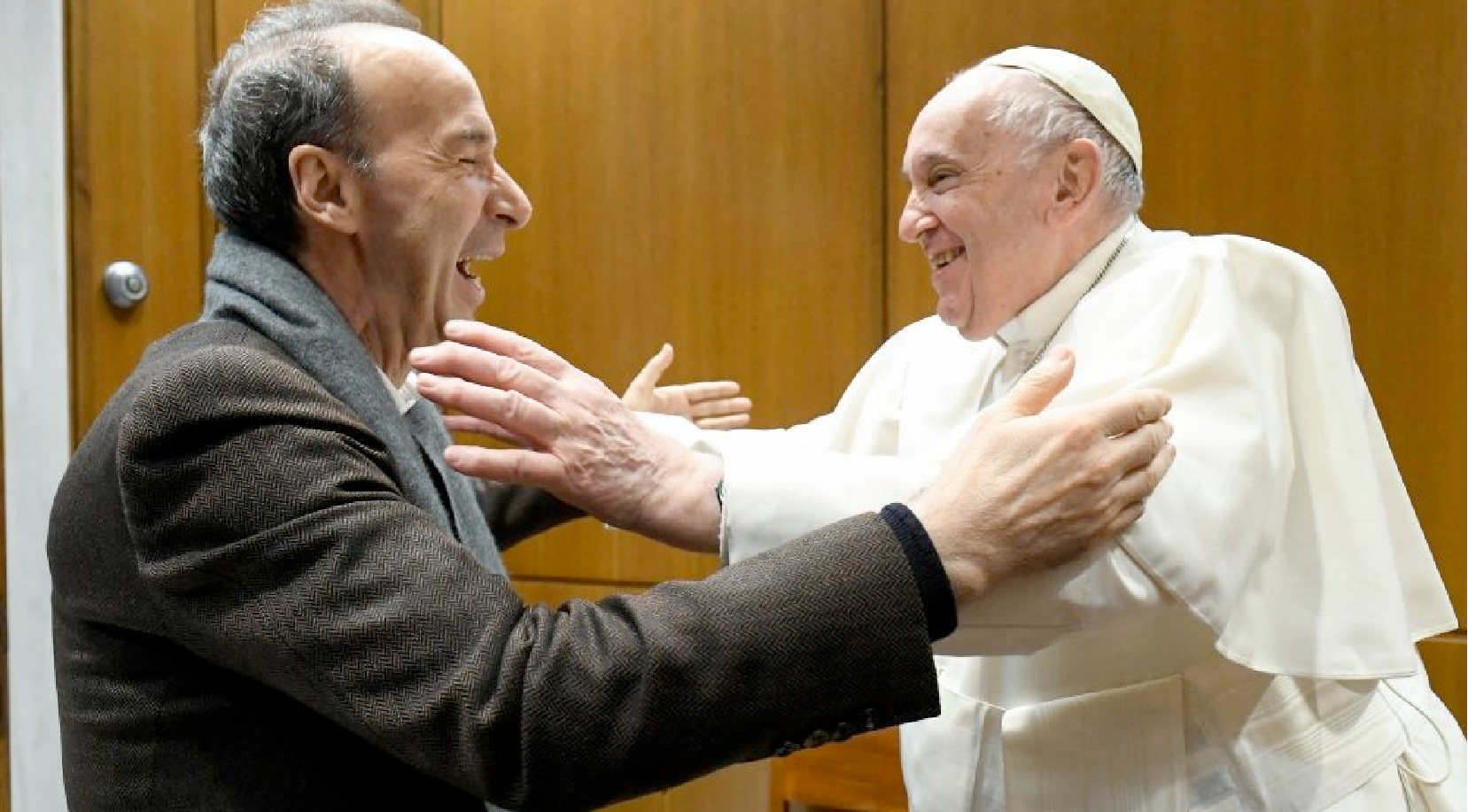 Roberto Benigni e Gianluigi Buffon o Papa no 1º Dia Mundial da Criança Rádio Coração