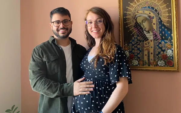 Rezar um pelo outro antes mesmo do namoro, nos ajuda na vida de oração casados, dizem casais Rezar um pelo outro antes mesmo do namoro, nos ajuda na vida de oração casados, dizem casais