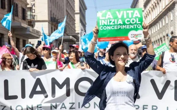 Milhares de pessoas participam da marcha pela vida na Itália Milhares de pessoas participam da marcha pela vida na Itália
