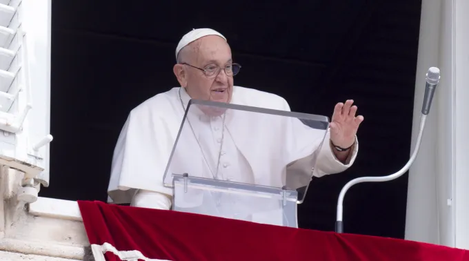 Em um meio-dia ensolarado, em contraste com o frio e a chuva do domingo passado, e diante de milhares de fiéis presentes na Praça de São Pedro, no Vaticano, Francisco fez a sua reflexão sobre o Evangelho de hoje (Mc 3, 20-35).