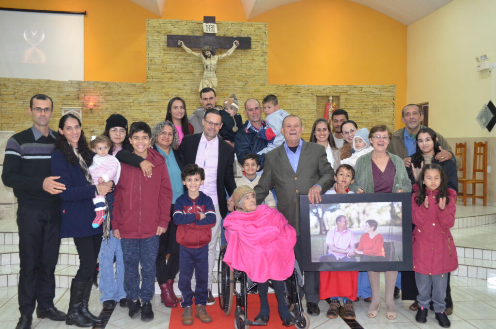 Sr. Adão Mascate e Sra. Maria: 50 anos de Matrimônio Sr. Adão Mascate e Sra. Maria: 50 anos de Matrimônio