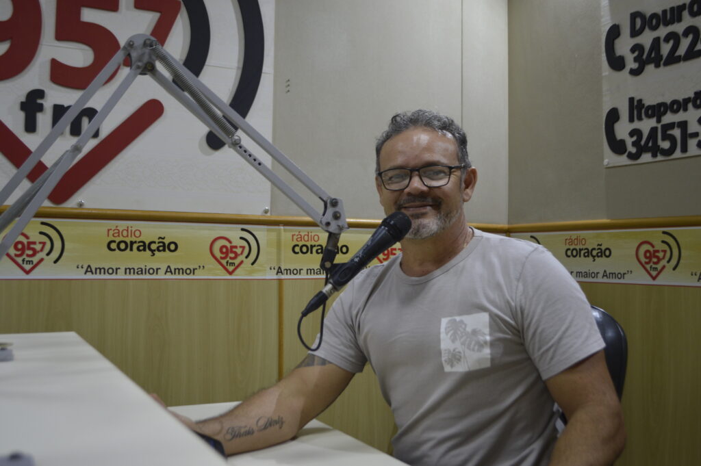 Ozair entrevista Dinho Diniz, escultor restaurador de imagens sacras em madeira Ozair entrevista Dinho Diniz, escultor restaurador de imagens sacras em madeira