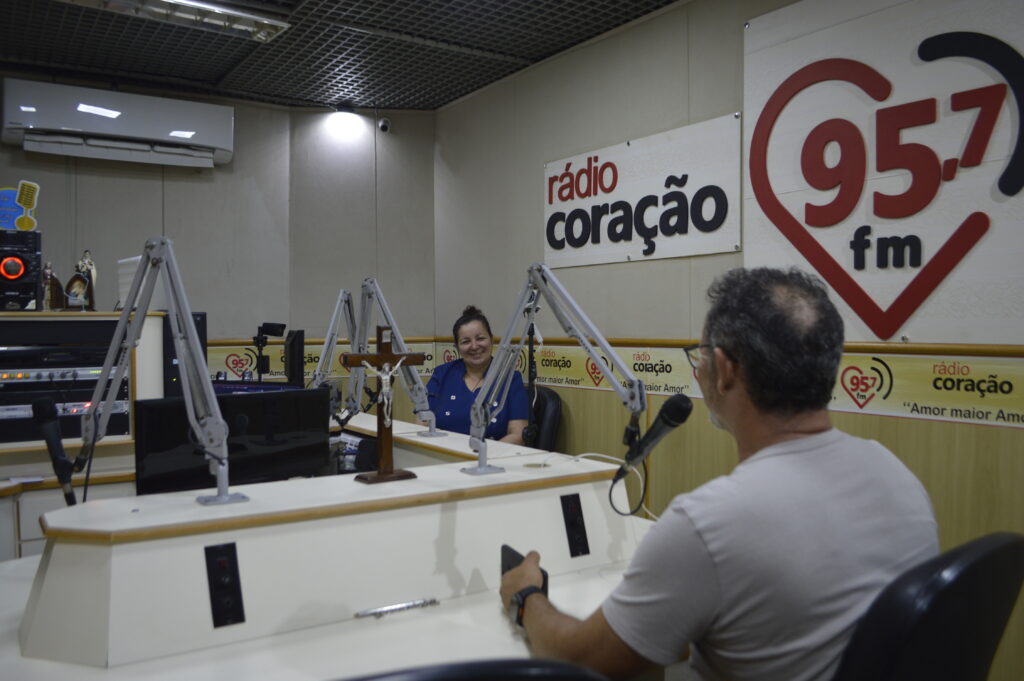 Ozair entrevista Dinho Diniz, escultor restaurador de imagens sacras em madeira Ozair entrevista Dinho Diniz, escultor restaurador de imagens sacras em madeira