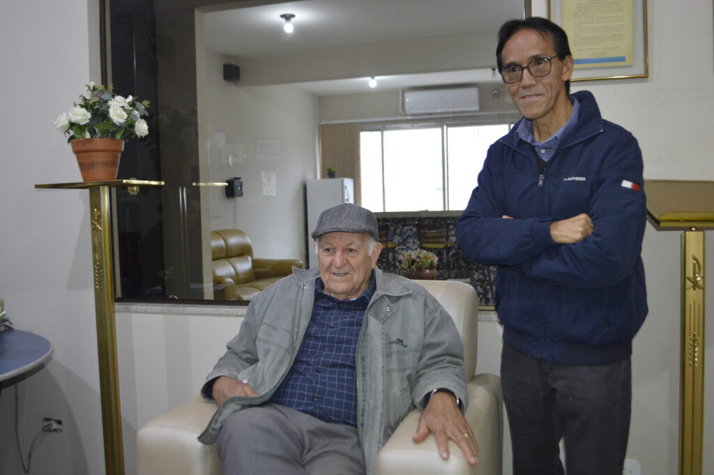 Dom Henrique completa 60 anos e ganha de presente álbum da Ordenação Episcopal Dom Henrique completa 60 anos e ganha de presente álbum da Ordenação Episcopal