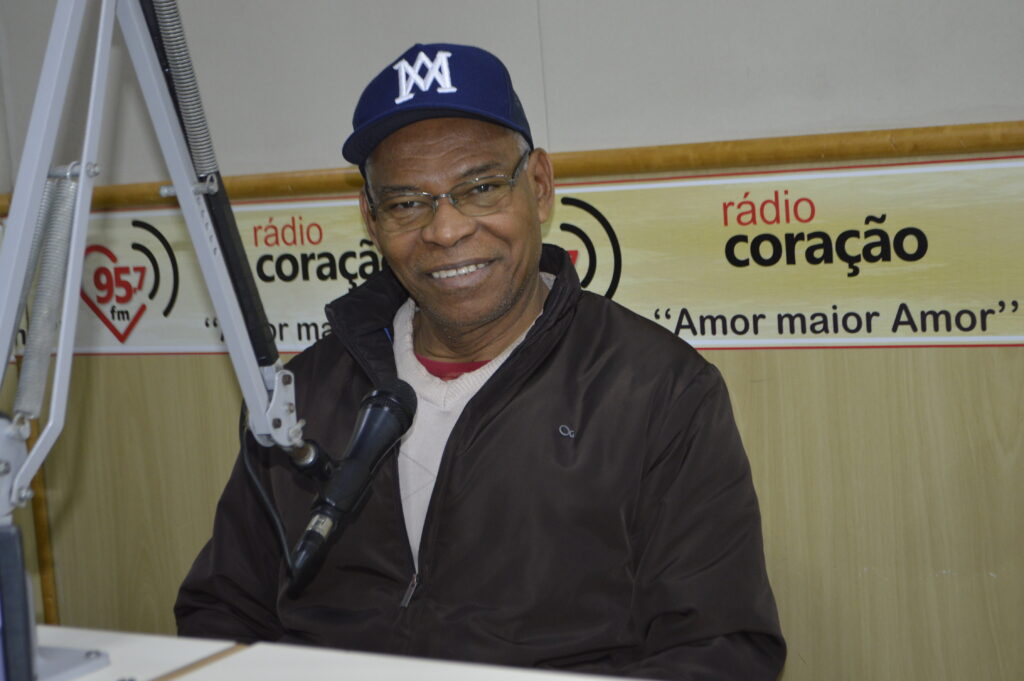 Dom Henrique completa 60 anos e ganha de presente álbum da Ordenação Episcopal Dom Henrique completa 60 anos e ganha de presente álbum da Ordenação Episcopal