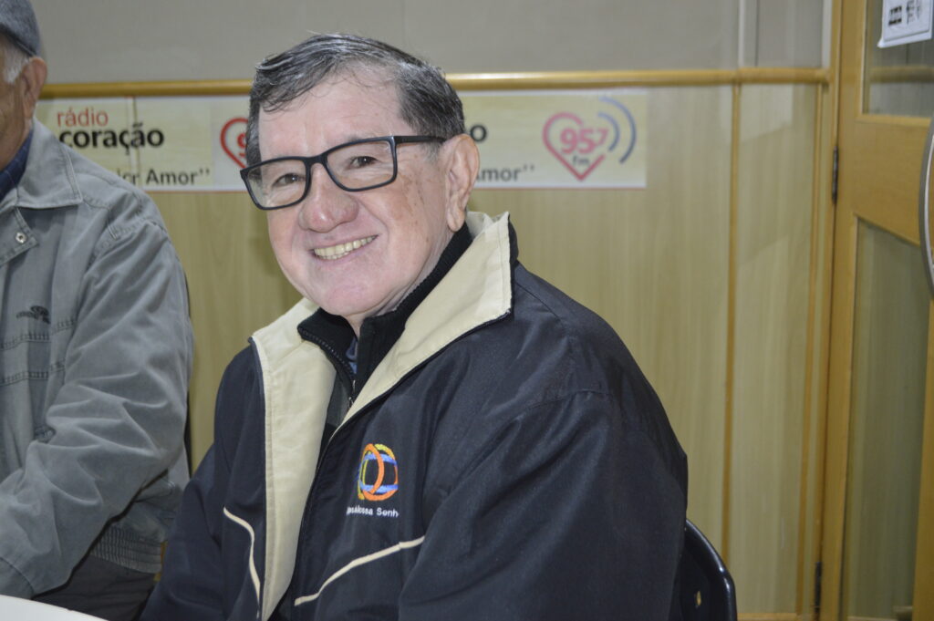 Dom Henrique completa 60 anos e ganha de presente álbum da Ordenação Episcopal Dom Henrique completa 60 anos e ganha de presente álbum da Ordenação Episcopal
