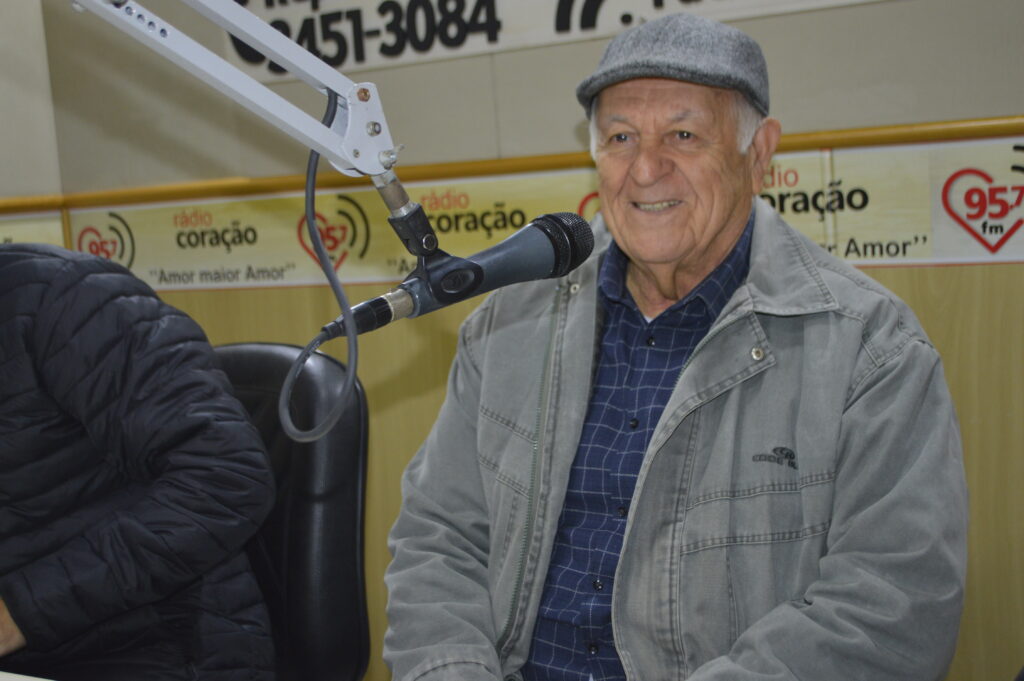 Dom Henrique completa 60 anos e ganha de presente álbum da Ordenação Episcopal Dom Henrique completa 60 anos e ganha de presente álbum da Ordenação Episcopal