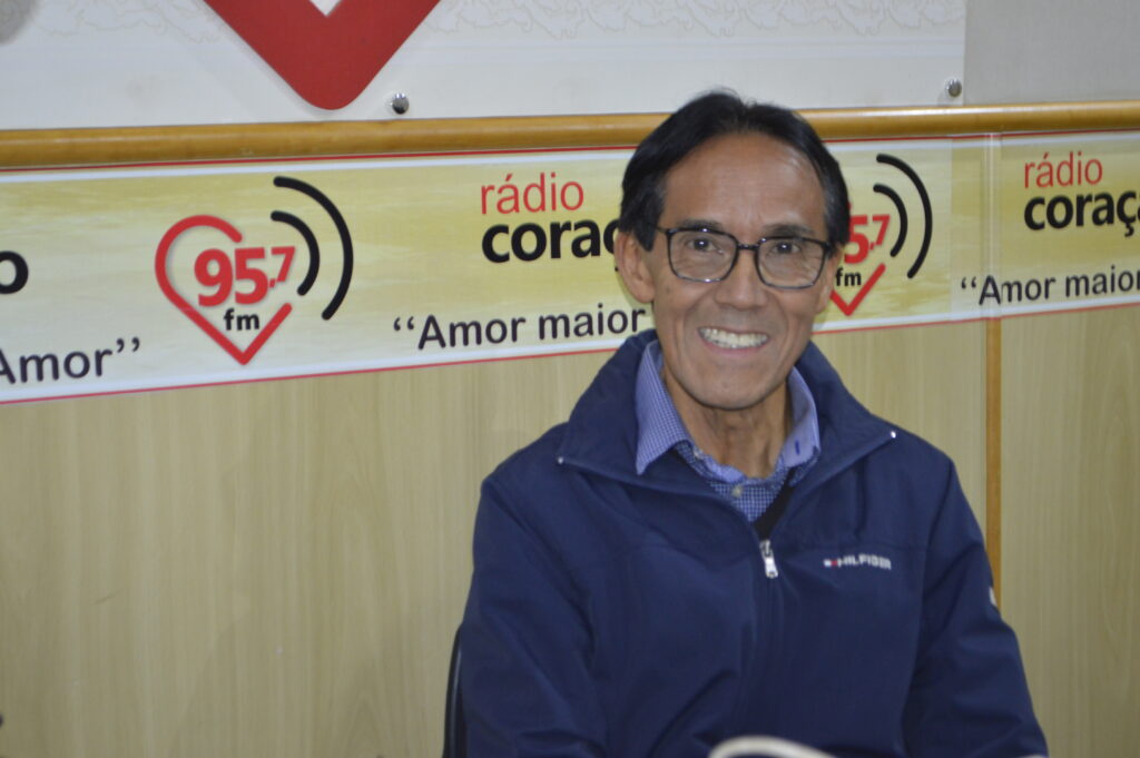 Dom Henrique completa 60 anos e ganha de presente álbum da Ordenação Episcopal Dom Henrique completa 60 anos e ganha de presente álbum da Ordenação Episcopal