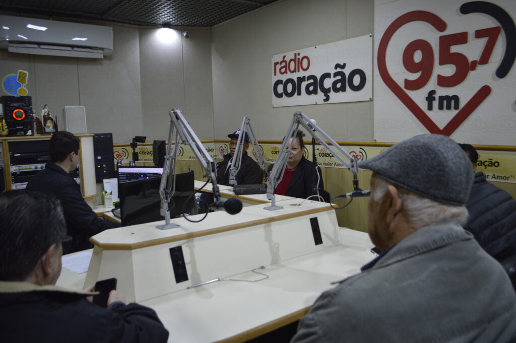 Dom Henrique completa 60 anos e ganha de presente álbum da Ordenação Episcopal Dom Henrique completa 60 anos e ganha de presente álbum da Ordenação Episcopal