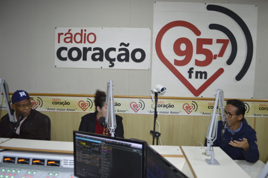 Dom Henrique completa 60 anos e ganha de presente álbum da Ordenação Episcopal Dom Henrique completa 60 anos e ganha de presente álbum da Ordenação Episcopal