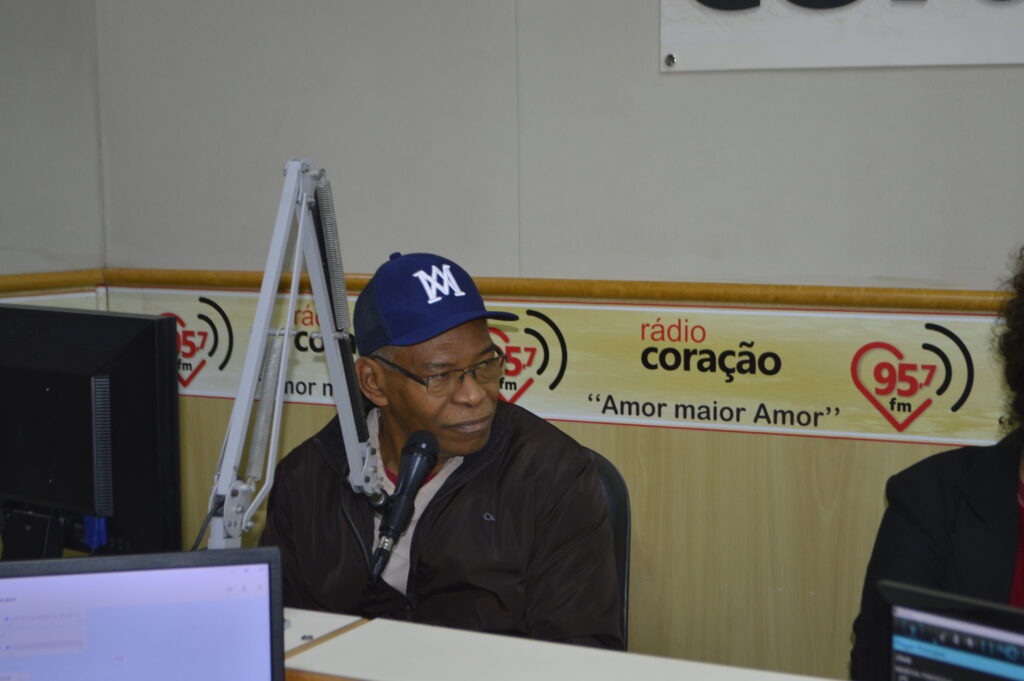 Dom Henrique completa 60 anos e ganha de presente álbum da Ordenação Episcopal Dom Henrique completa 60 anos e ganha de presente álbum da Ordenação Episcopal