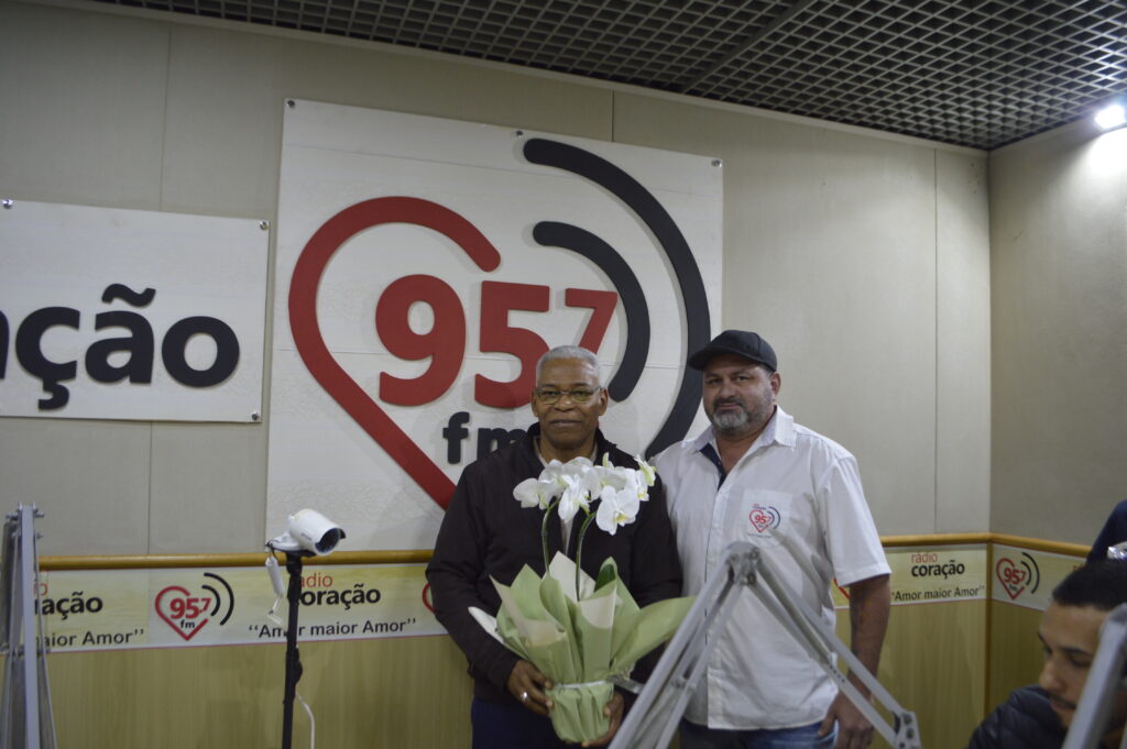 Dom Henrique completa 60 anos e ganha de presente álbum da Ordenação Episcopal Dom Henrique completa 60 anos e ganha de presente álbum da Ordenação Episcopal