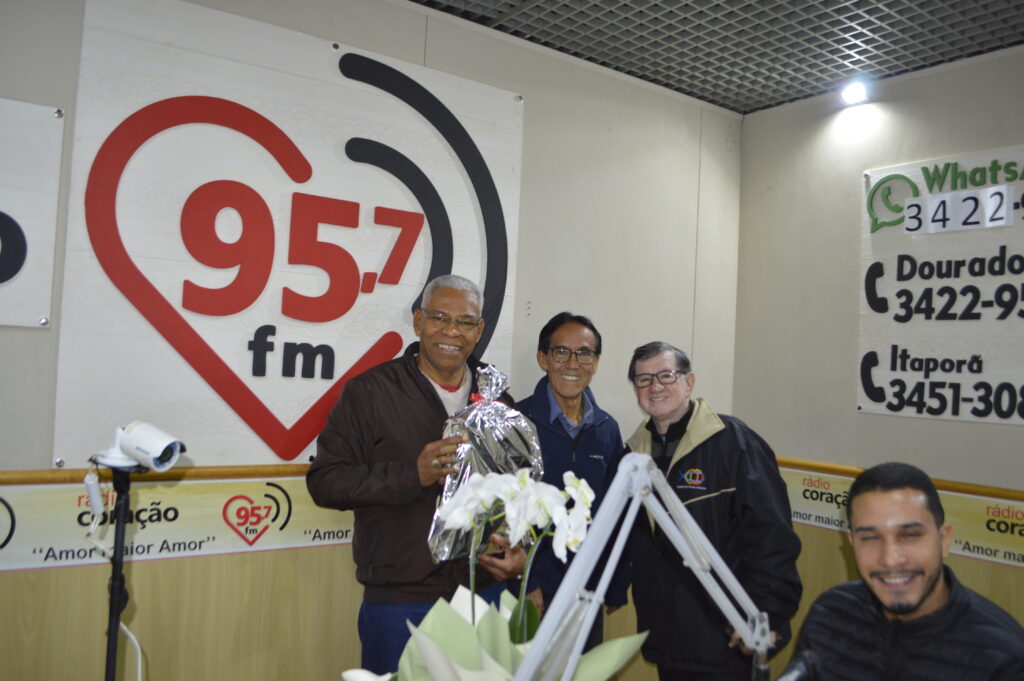 Dom Henrique completa 60 anos e ganha de presente álbum da Ordenação Episcopal Dom Henrique completa 60 anos e ganha de presente álbum da Ordenação Episcopal