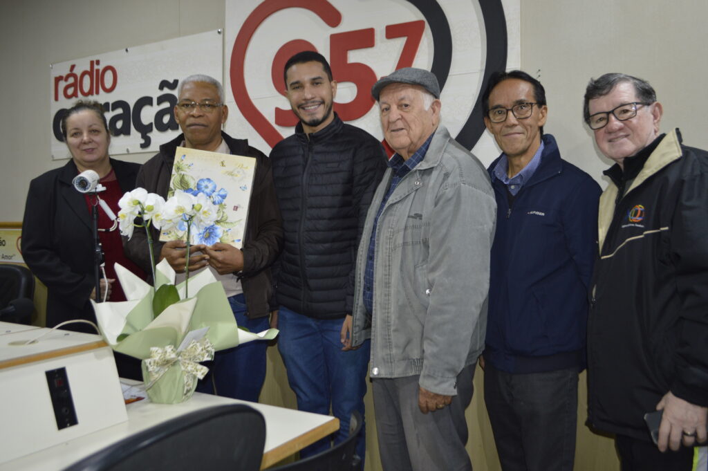 Dom Henrique completa 60 anos e ganha de presente álbum da Ordenação Episcopal Dom Henrique completa 60 anos e ganha de presente álbum da Ordenação Episcopal