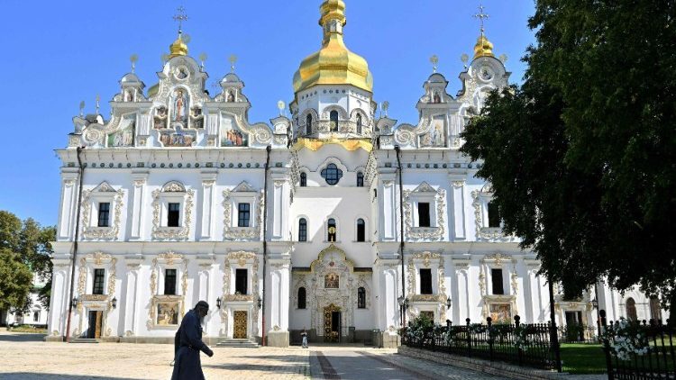 Francisco, nas saudações após o Angelus deste domingo (25/08), expressa temor em relação à decisão de Kiev de proibir a Igreja Ortodoxa ligada ao Patriarcado de Moscou. O seu apelo: “que nenhuma Igreja cristã seja direta ou indiretamente abolida”.