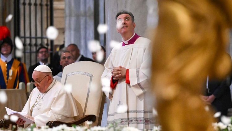 O Papa aos pés de Nossa Senhora: interceda por Roma e pela paz no mundo O Papa aos pés de Nossa Senhora: interceda por Roma e pela paz no mundo