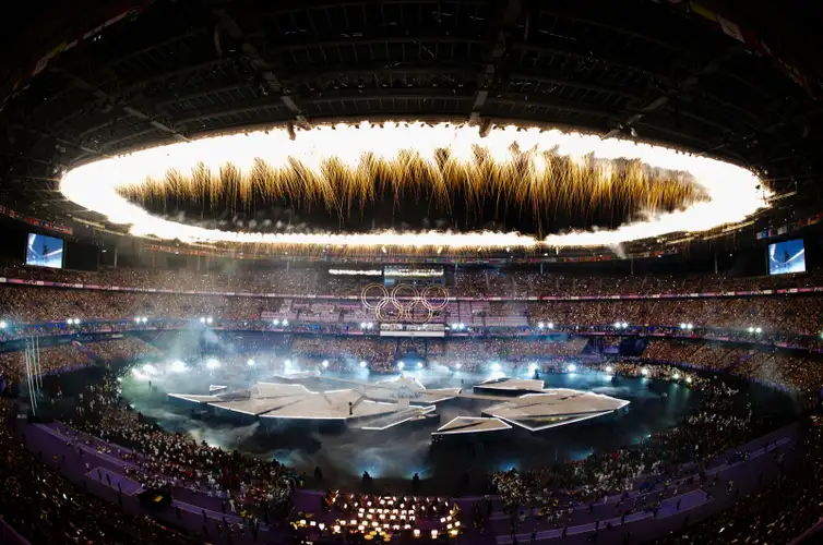 Paris entrega bastão para Los Angeles 2028 no encerramento dos Jogos Paris entrega bastão para Los Angeles 2028 no encerramento dos Jogos