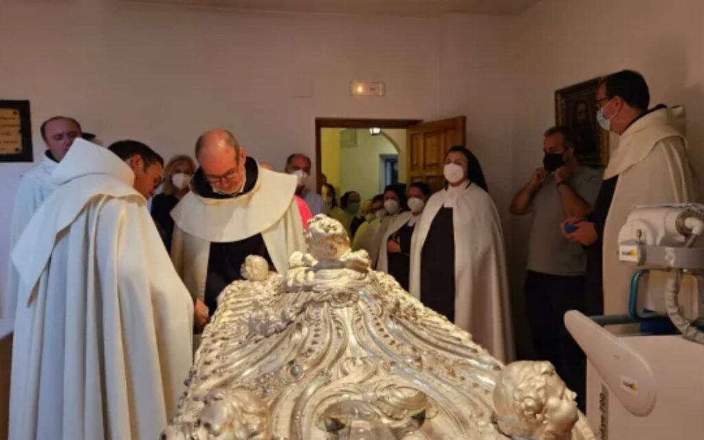 Corpo de santa Teresa de Jesus permanece incorrupto depois de cinco séculos Corpo de santa Teresa de Jesus permanece incorrupto depois de cinco séculos
