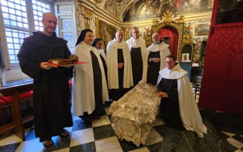 Corpo de santa Teresa de Jesus permanece incorrupto depois de cinco séculos Corpo de santa Teresa de Jesus permanece incorrupto depois de cinco séculos
