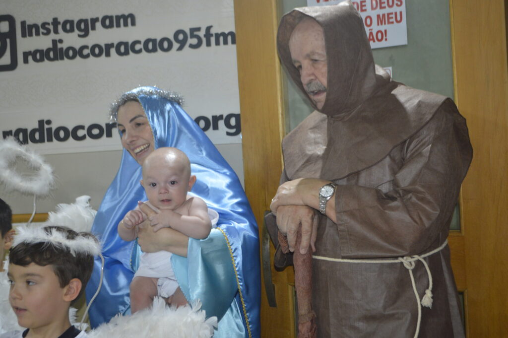 Rádio Coração recebe visita da 'Sagrada Família e anjinhos' Rádio Coração recebe visita da 'Sagrada Família e anjinhos'