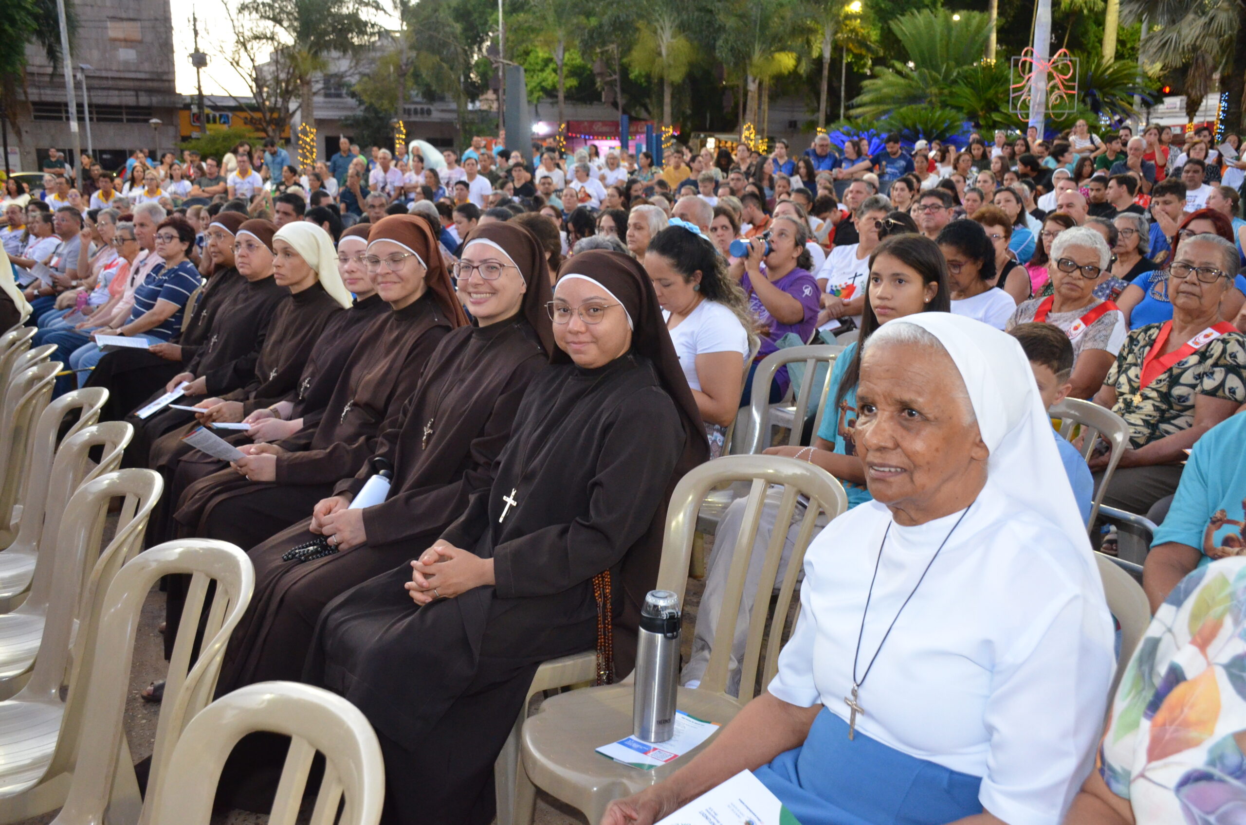Abertura do Ano Jubilar reúne multidão de fiéis em Dourados Abertura do Ano Jubilar reúne multidão de fiéis em Dourados