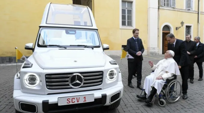 Mercedes-Benz presenteia papa Francisco com novo “papamóvel” totalmente elétrico Mercedes-Benz presenteia papa Francisco com novo “papamóvel” totalmente elétrico