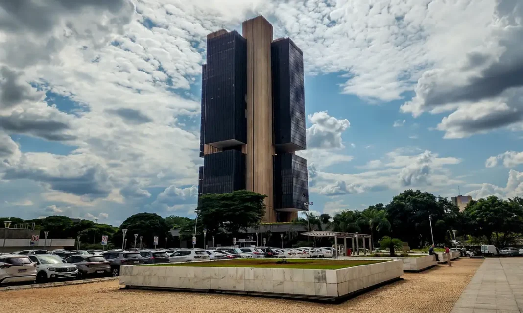 Segundo o Copom, a inflação cheia e os núcleos (medida que exclui preços mais voláteis, como alimentos e energia) continuam em alta. O órgão alertou que existe o risco de que a inflação de serviços continue alta e informou que continuará a monitorar a política econômica do governo.