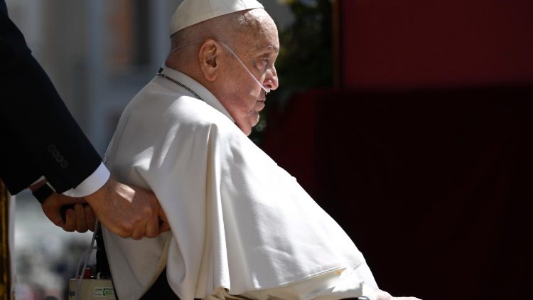 Mais uma saída não programada de Francisco, como no domingo passado, a partir da Casa Santa Marta, onde segue em convalescença e retomou alguns encontros. O Pontífice esteve por volta das 13h locais na Basílica vaticana, onde encontrou cerca de uma centena de fiéis muito emocionados que se aproximaram para saudá-lo e receber sua bênção.