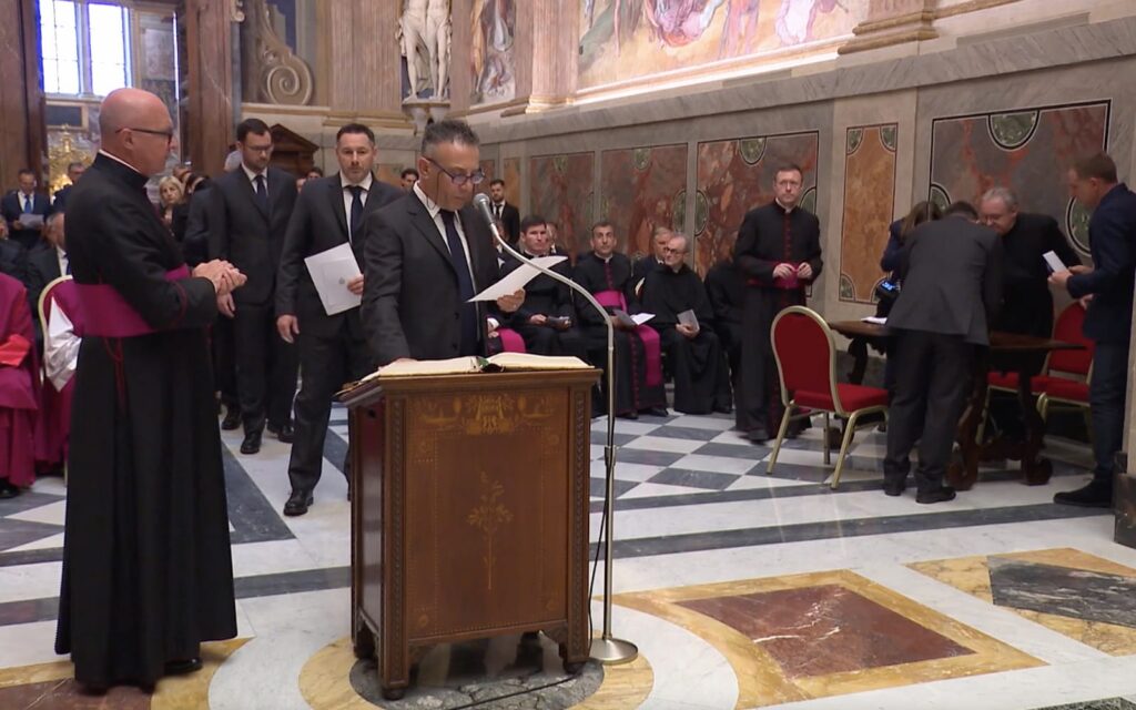O juramento dos ascensoristas, confessores e pessoal de limpeza que participam no conclave O juramento dos ascensoristas, confessores e pessoal de limpeza que participam no conclave