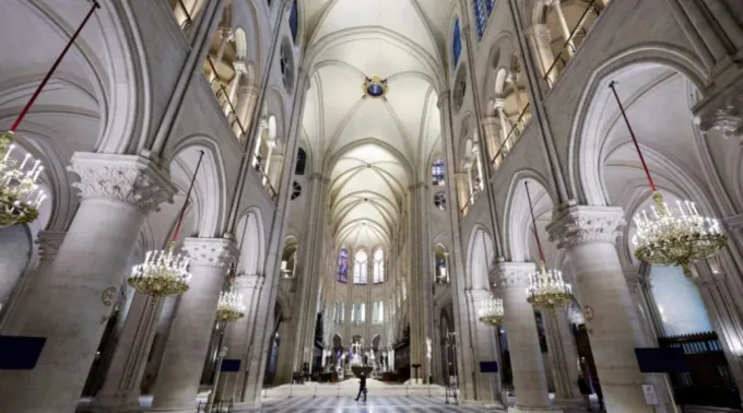 A nave da Catedral de Notre-Dame de Paris em 29 de novembro de 2024. | STEPHANE DE SAKUTIN/POOL/AFP via Getty Images Solène Tadié