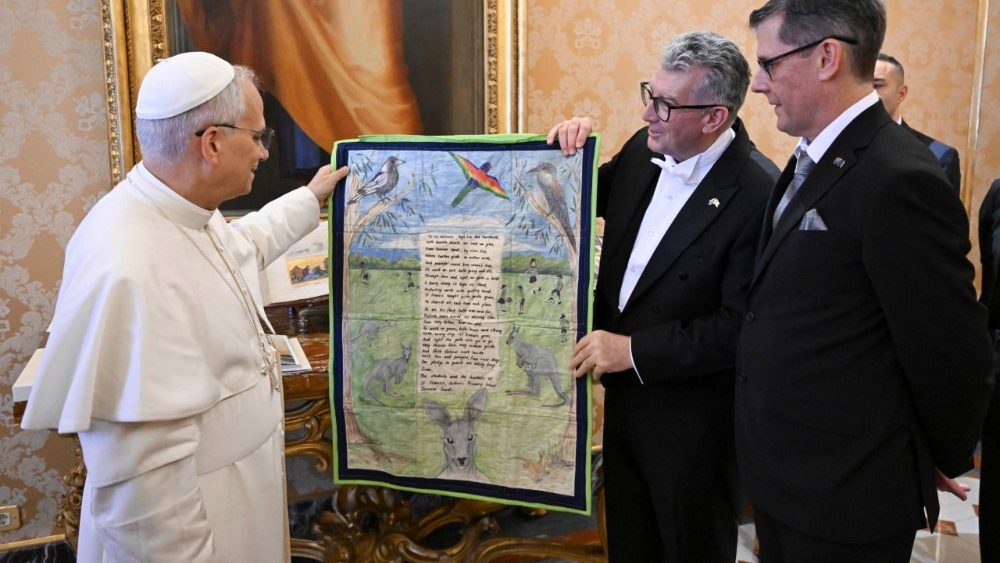 Keith John Pitt da Austrália, de 55 anos, e Victor Valdemar Suárez Díaz da República Dominicana, de 53 anos, apresentaram as cartas credenciais ao Pontífice em audiência nesta terça-feira (03/06), começando a missão no Vaticano.