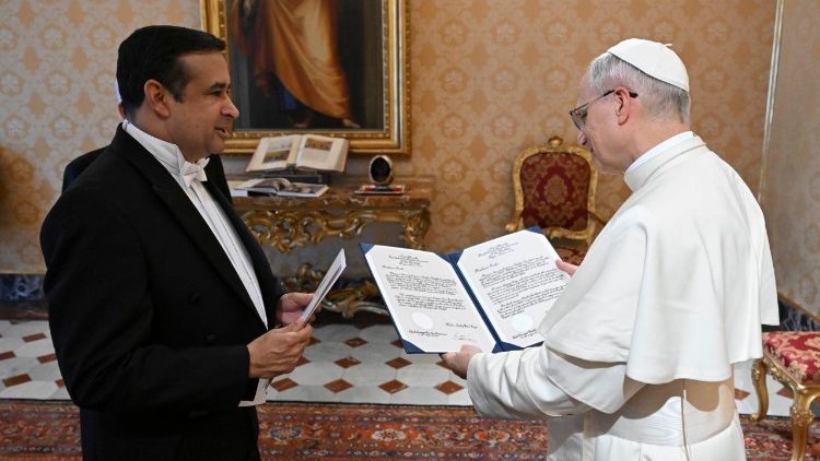 Papa recebe embaixadores da Austrália e da República Dominicana junto à Santa Sé Papa recebe embaixadores da Austrália e da República Dominicana junto à Santa Sé