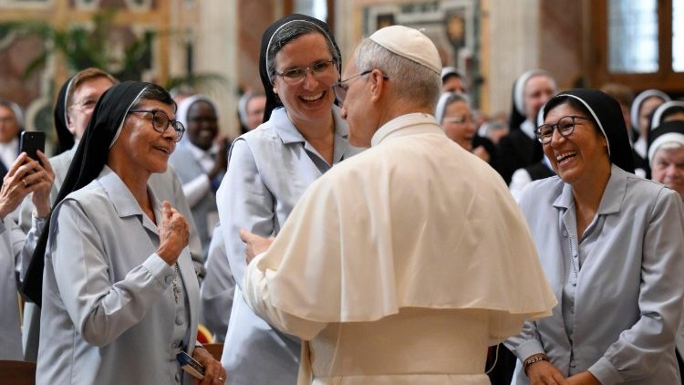 Leão XIV recebeu as Irmãs da Ordem de São Basílio Magno, as Filhas da Divina Caridade, as Irmãs Agostinianas do Amparo e as Irmãs Franciscanas dos Sagrados Corações que estão em Roma para o Capítulo Geral ou para a peregrinação jubilar. Ele as convidou a seguir o exemplo de Santo Agostinho, São Basílio e São Francisco que inspiraram 