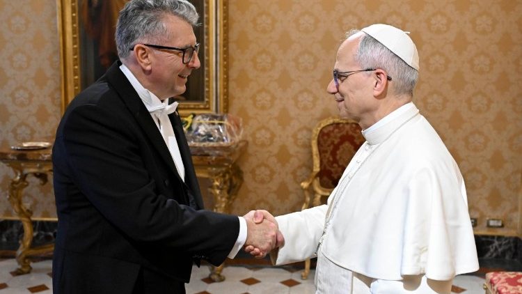 Papa recebe embaixadores da Austrália e da República Dominicana junto à Santa Sé Papa recebe embaixadores da Austrália e da República Dominicana junto à Santa Sé
