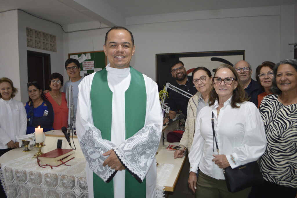 Pe. Welinton Costa preside missa na Rádio Coração Pe. Welinton Costa preside missa na Rádio Coração