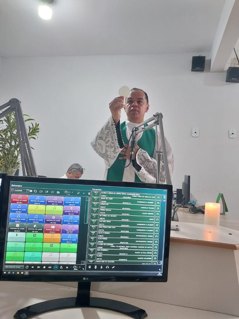 Pe. Welinton Costa preside missa na Rádio Coração Pe. Welinton Costa preside missa na Rádio Coração